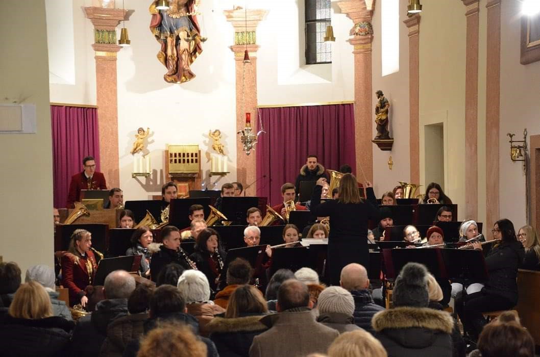 Musiker in der Kirche sitzend ins Publikum schauend
