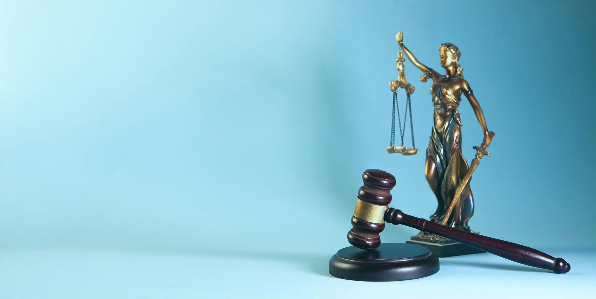 Lady Justice und Richterhammer auf blauem Hintergrund