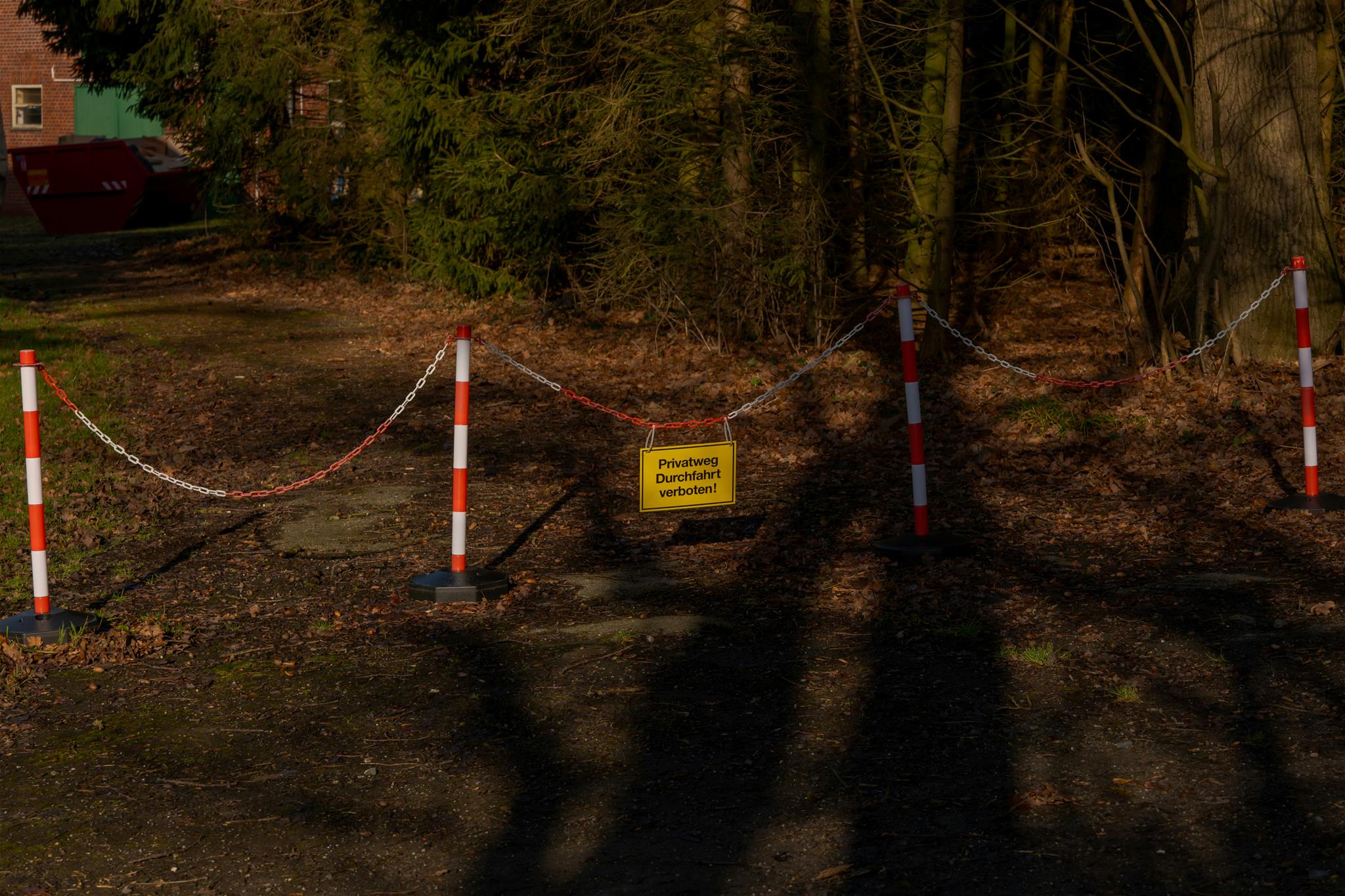 gelbes Schild mit der Aufschrift Privat
